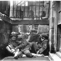 Sleeping boys in alley - Jacob Riis