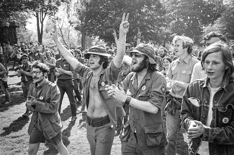 Antiwar protesters. (Ted Polumbaum/Newseum Collection)